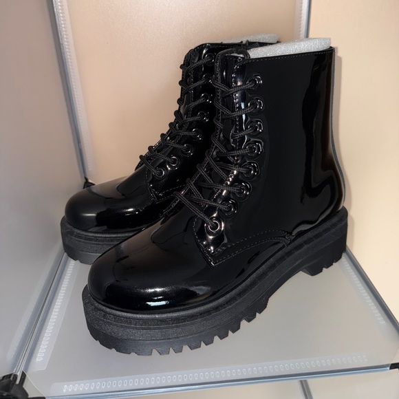 Qupid Women's Lace Up Chunky Combat Black Patent Leather Boots Size 8 NWT - Picture 3 of 8